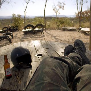 por do sol, cerveja e um capacete