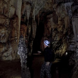 Dentro de uma caverna